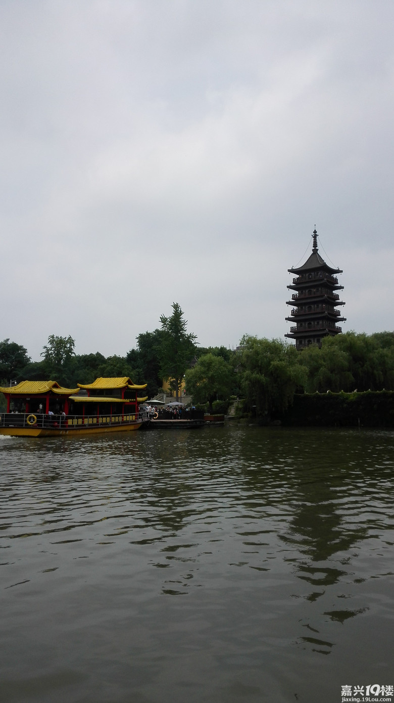 游船上拍南湖渔村