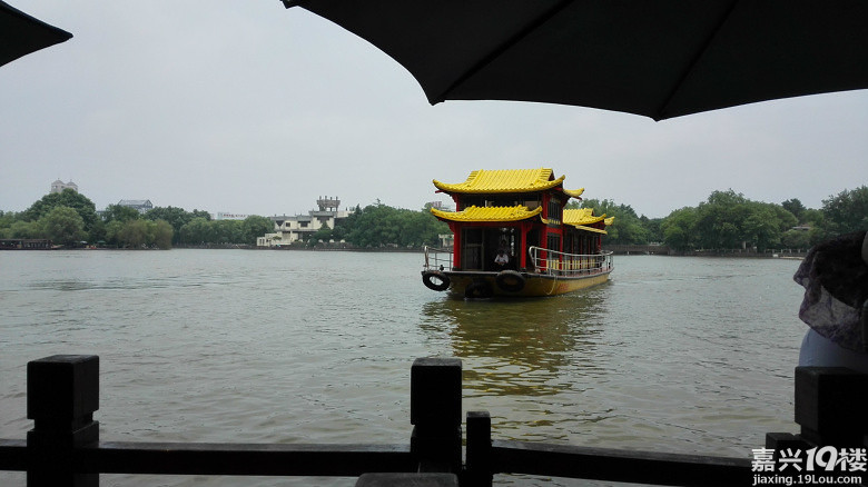 游船上拍南湖渔村