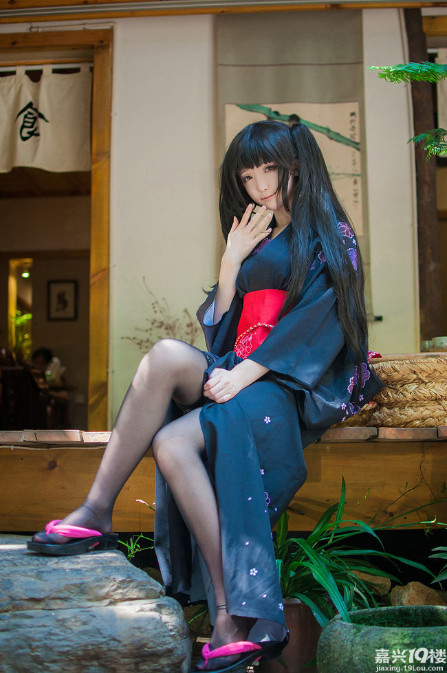 鬼屋里背着洋娃娃的小女孩不喜勿入望自重