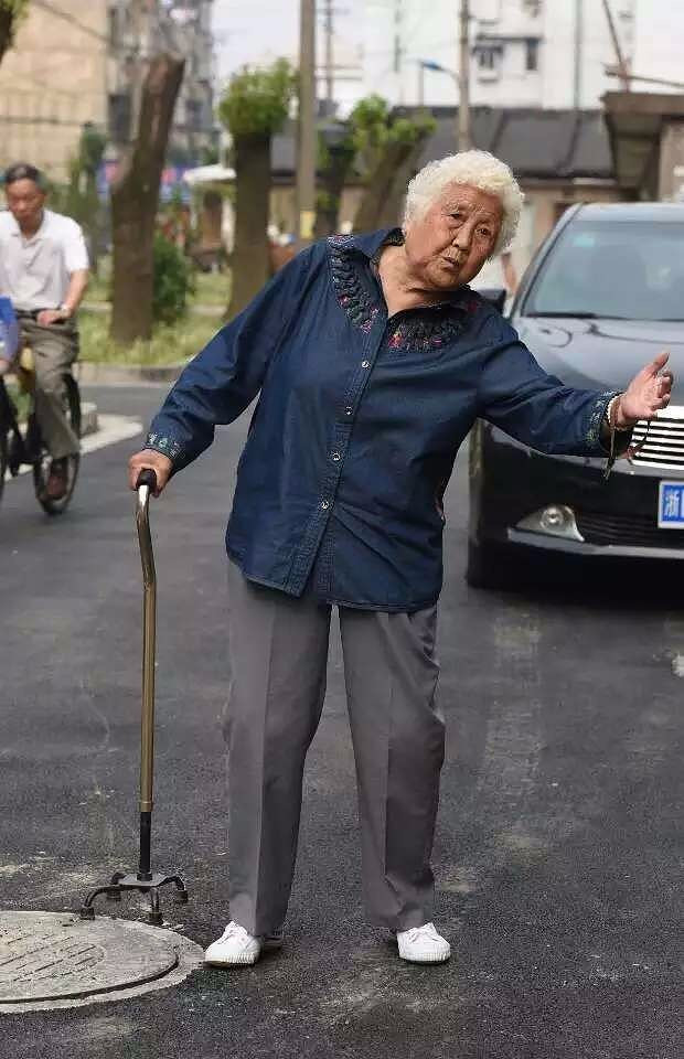 年轻人你在哪里?嘉兴一位90岁老奶奶 每天风雨无阻在等人