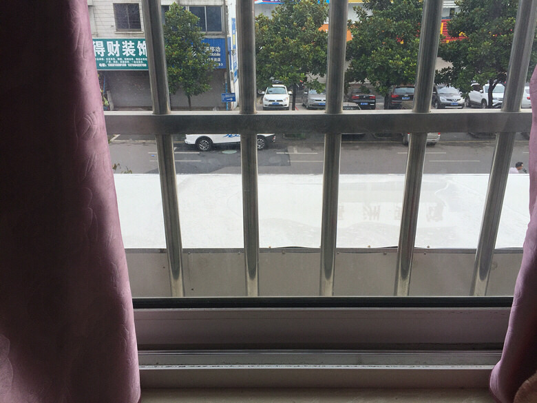 楼下店面灯箱做的太过分了,影响我们住户了