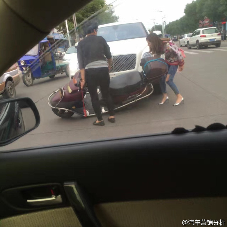 ����SUV�������𳵻���Ů˾�����Ӷ�ײ����