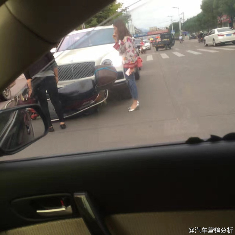 ����SUV�������𳵻���Ů˾�����Ӷ�ײ����