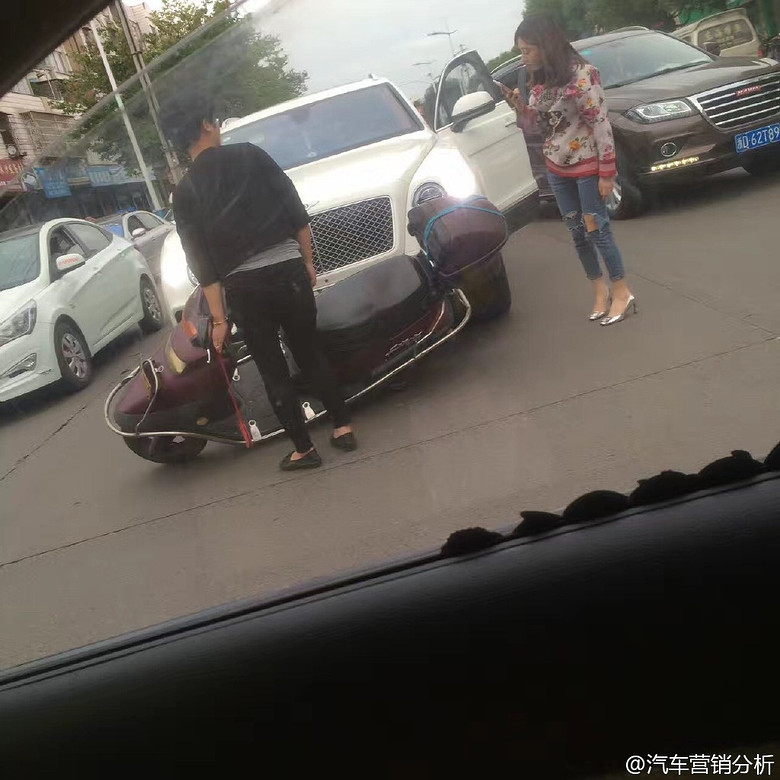 ����SUV�������𳵻���Ů˾�����Ӷ�ײ����