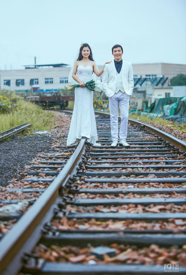 秋季的铁轨真的很适合拍婚纱照一袭白纱让爱闪光独秀摄影