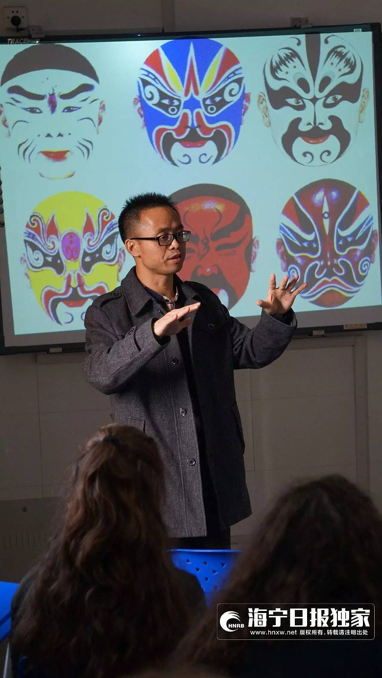 一所高中出现了一群戴着京剧脸谱的比利时人-