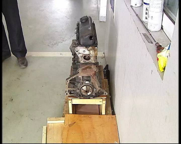 老司机都惊呆了 出租车发动机里竟然出现食