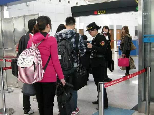 什么情况?杭州一对老两口出国旅游,刚入境就呆