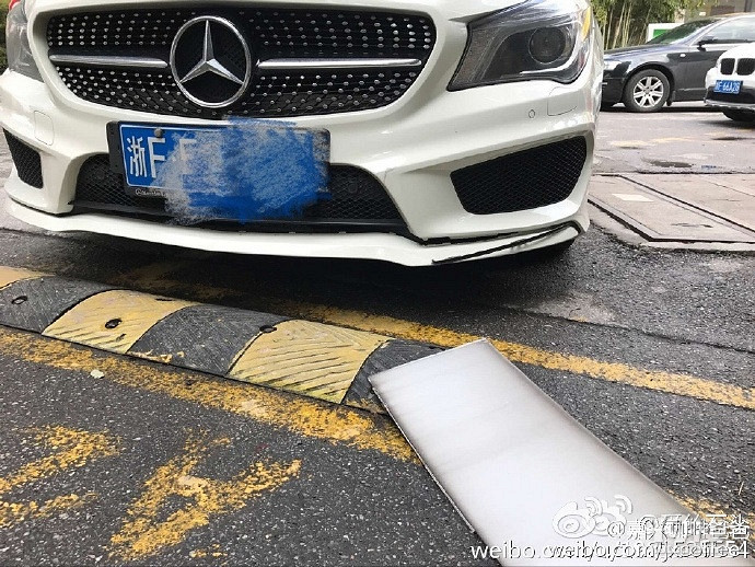 小区楼顶装饰物掉下来砸了业主车 物业却说跟