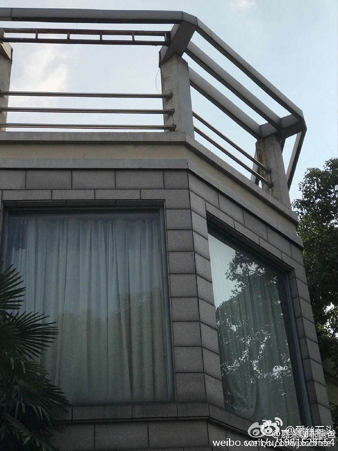 小区楼顶装饰物掉下来砸了业主车 物业却说跟