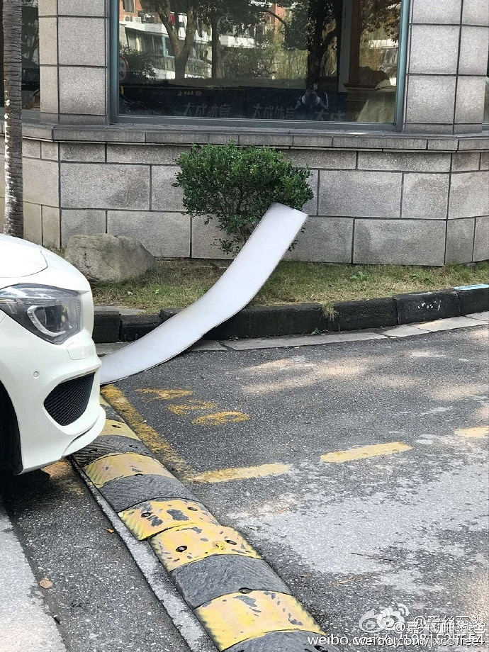 小区楼顶装饰物掉下来砸了业主车 物业却说跟