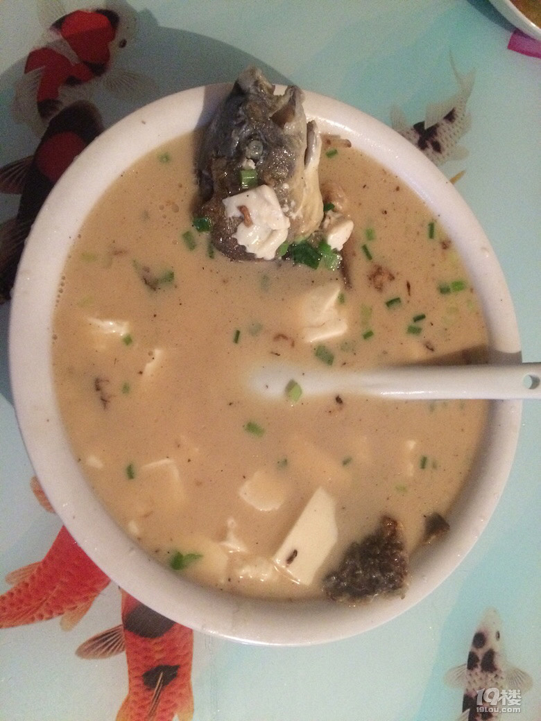 劝君不吃三月鲫,万千鱼仔在腹中。劝君不打