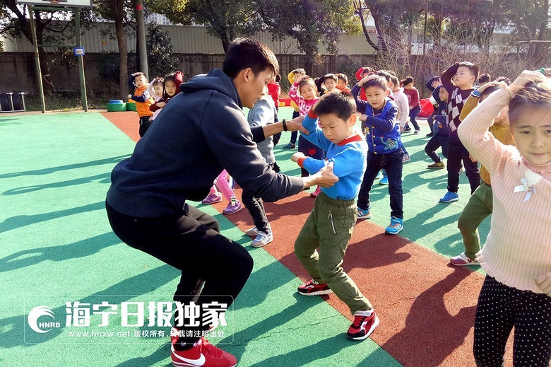 海宁一幼儿园新来唯一男阿姨!竟有孩子喊他