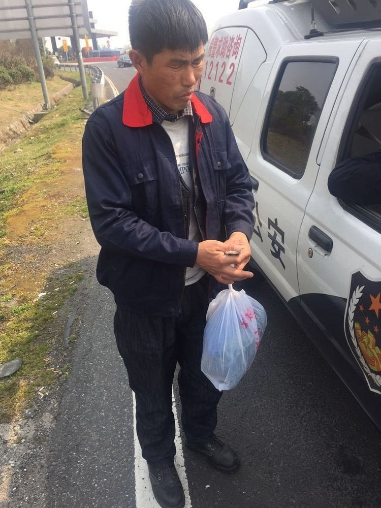 庄卡点大队一队一站一岗 积极开展学雷锋,立