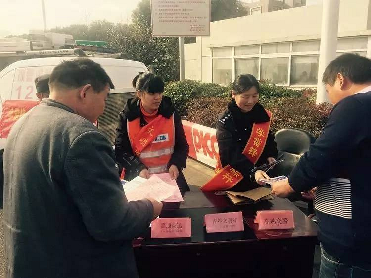 庄卡点大队一队一站一岗 积极开展学雷锋,立