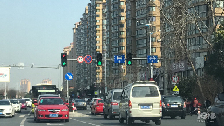 凌公塘路和中环东路的十字路口左转红绿灯一起亮了