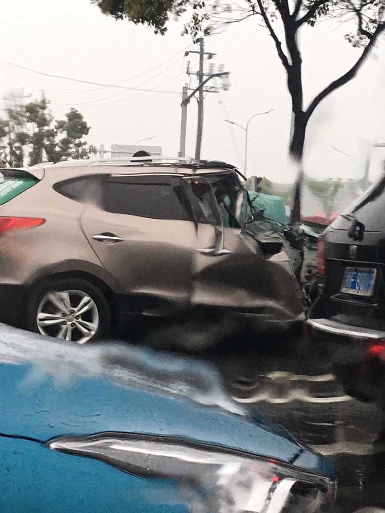 ͩ�����ָ߸������̵ƣ�ײ�ĳ�ͷ��û��