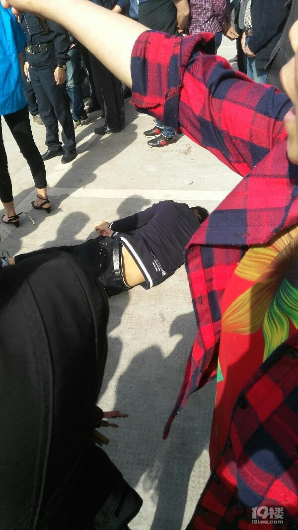 海宁许村两男子斗殴一男子倒地不起