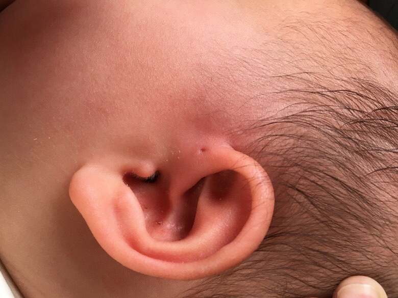 ����ǰ���и�С�ף���һ�³����˰�ɫ������