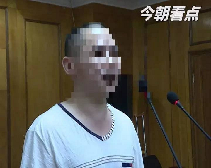 嘉兴一小伙银行取钱怀疑被戏弄,一怒之下砸掉