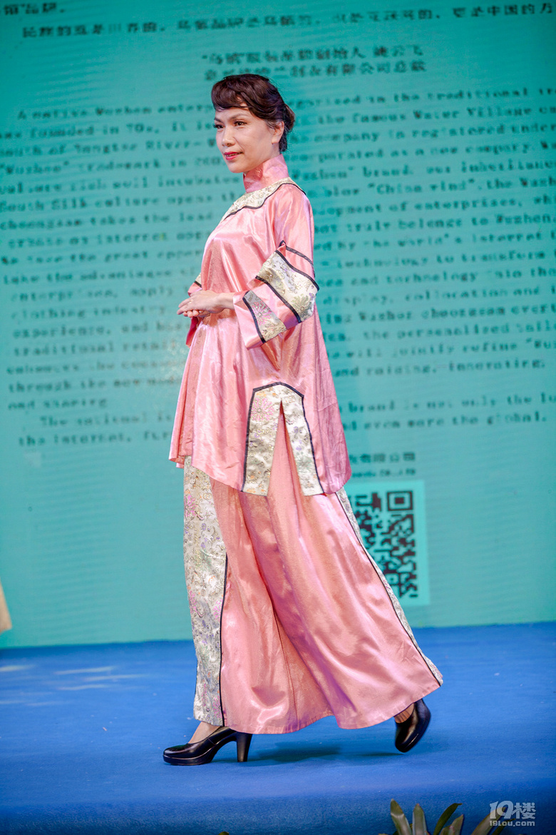 一组丝绸的古装