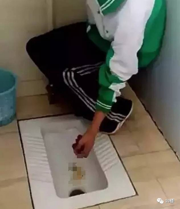 校园霸凌再现!一小儿麻痹男生被同学逼迫吃大便