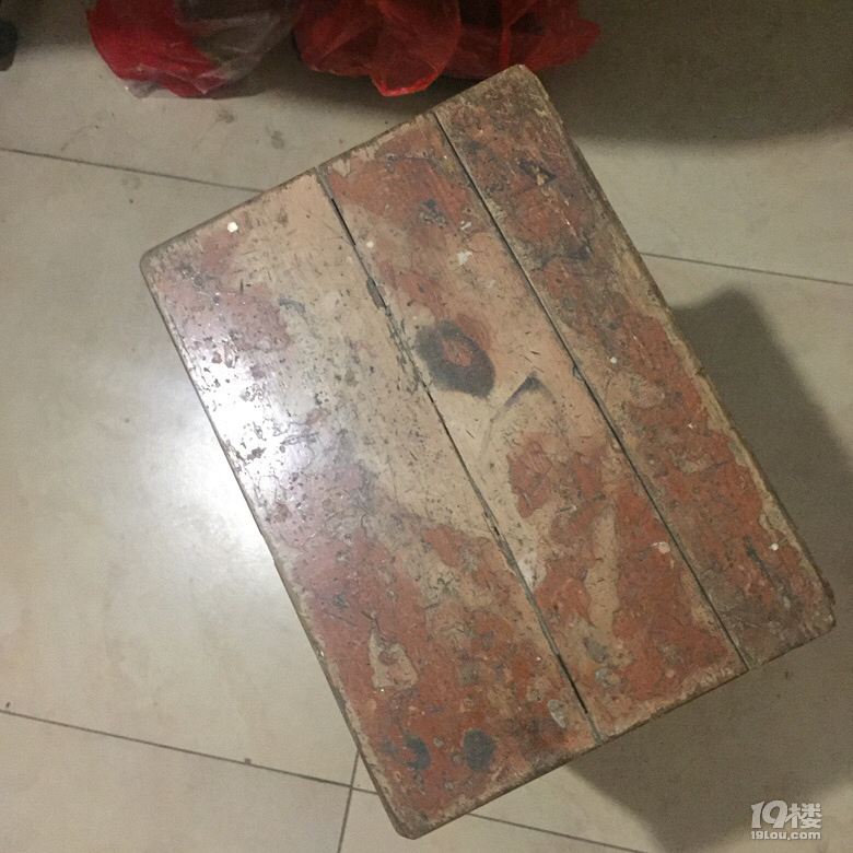 夹屁股的老凳子!小时候也有个这样的凳子,