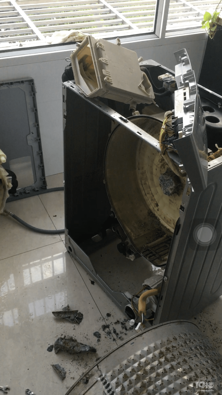 三星滚筒洗衣机才用了几年打开后里面的三脚支架全烂了