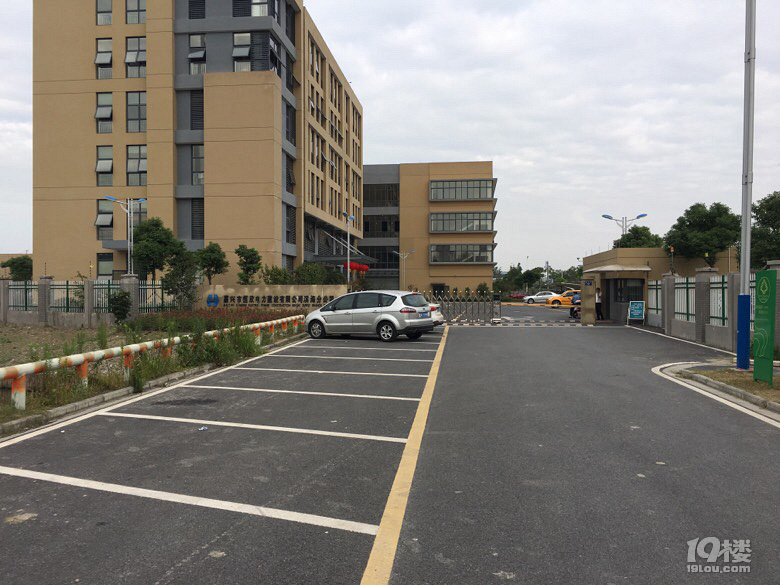 公共停车位保安居然不让停,好牛!