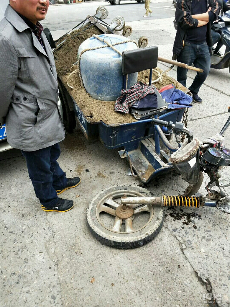 想多载一点想不到三轮车散架罢工