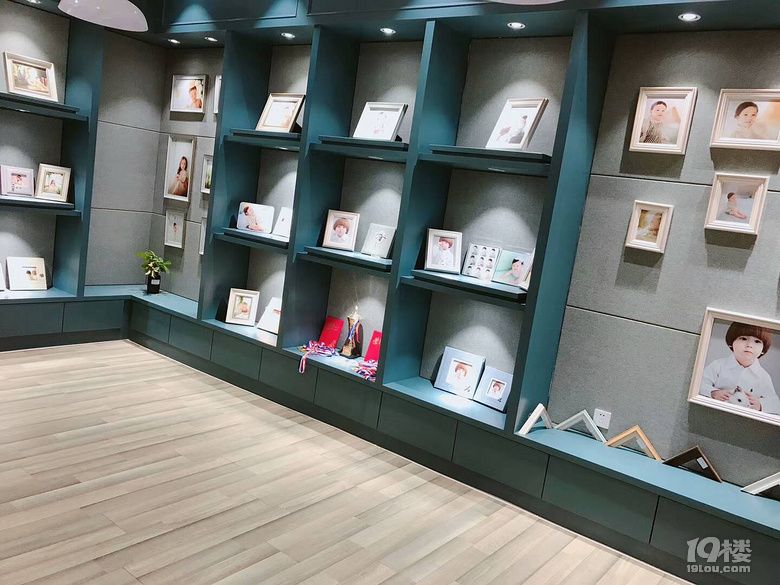 满满的照片墙,大多数是宝宝照