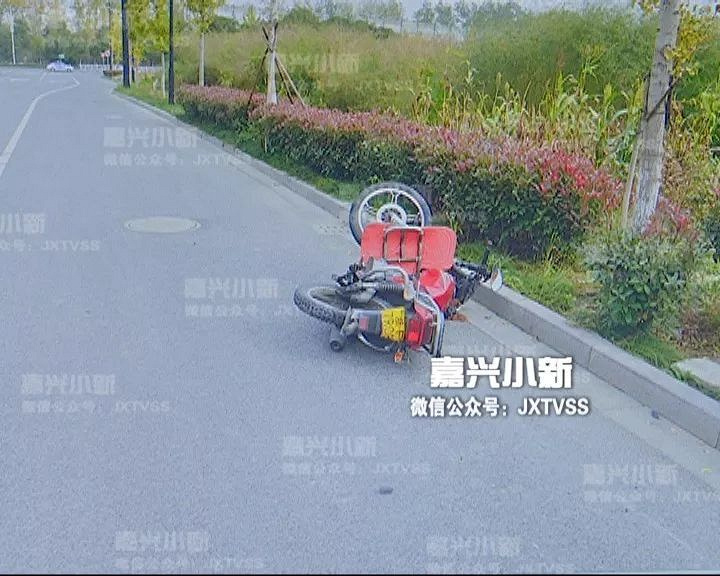 客户饿了!嘉兴兼职外卖哥抢道酿车祸 尚酷车撞