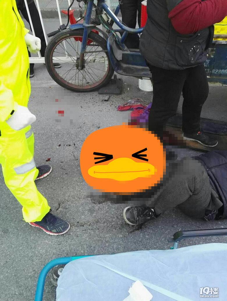 突发电动车撞护栏男子腿断血喷路人齐帮忙