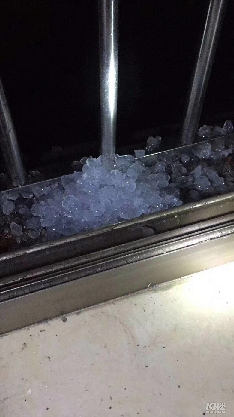 冰雹下的拳头大嘉兴今晚太热闹多地天气突变