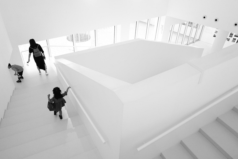 �ڰ�����