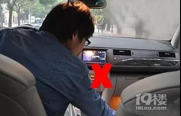 监控曝光!女司机开车时一个动作 竟将18岁小伙
