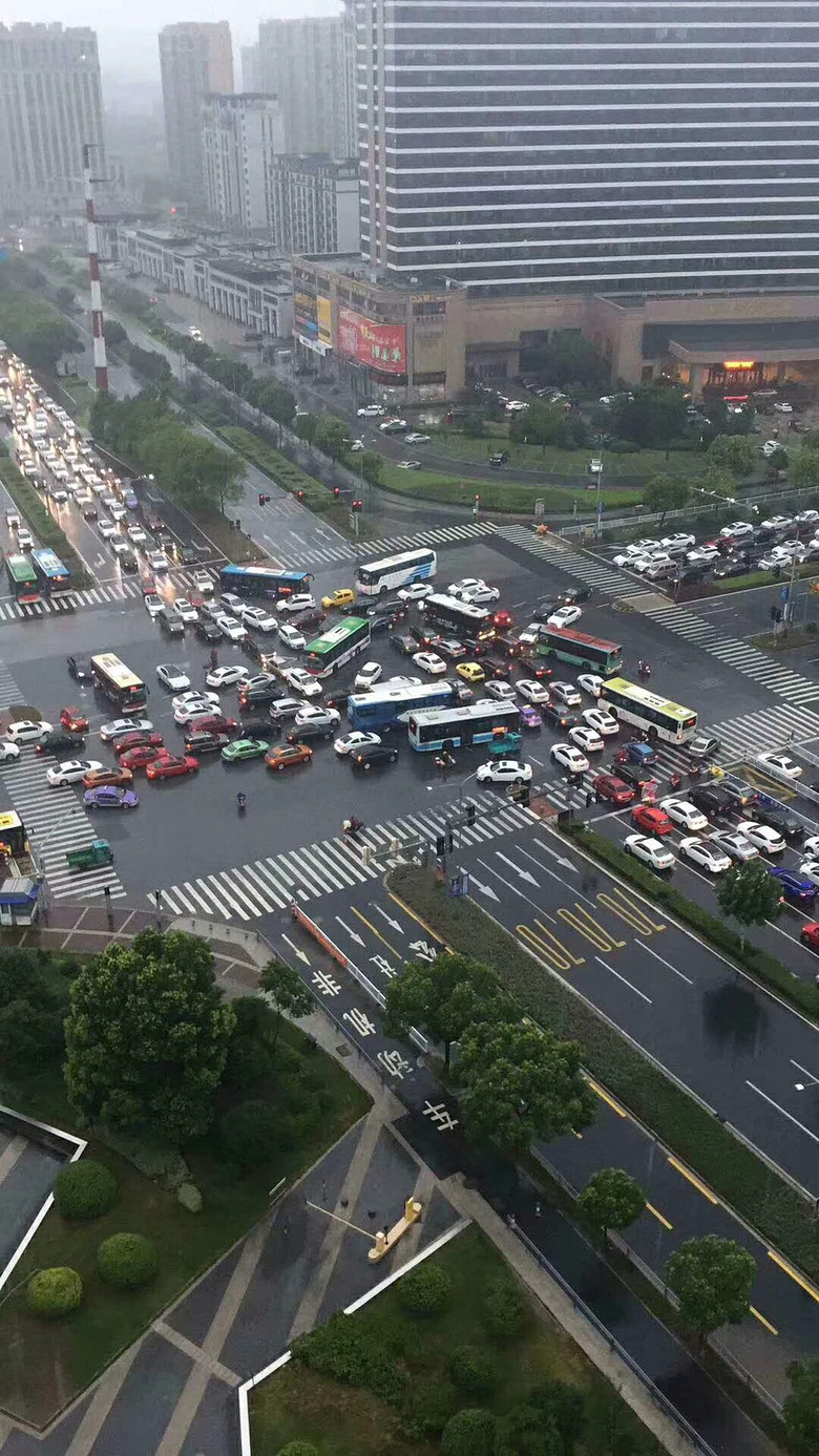 台风杀到!嘉兴市区道路积水路段更新 真的有人划船了