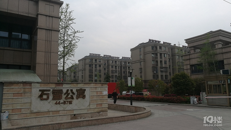 石雪公寓124平方经典大三室，不靠铁路，边套