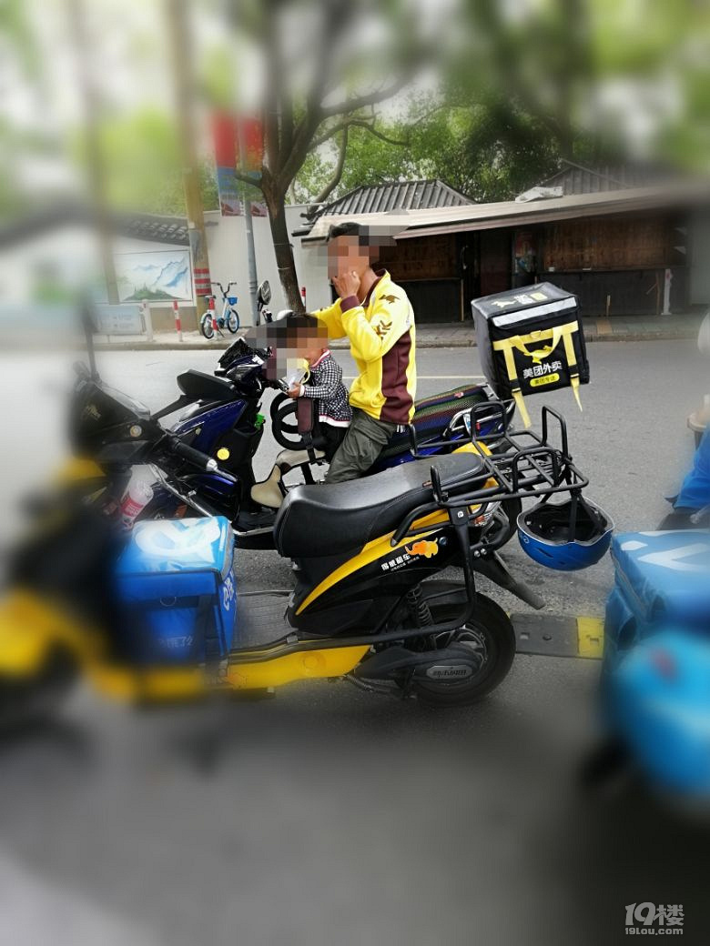 生活不易,老婆弃子弃夫离去,男子带2岁儿子送