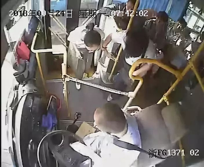 女乘客瘫坐不起,桐乡公交司乘人员与民警上演