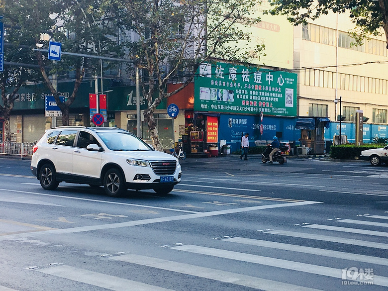 【礼让斑马线 记者在出击】嘉兴这些不礼让斑马线的车子要曝光了