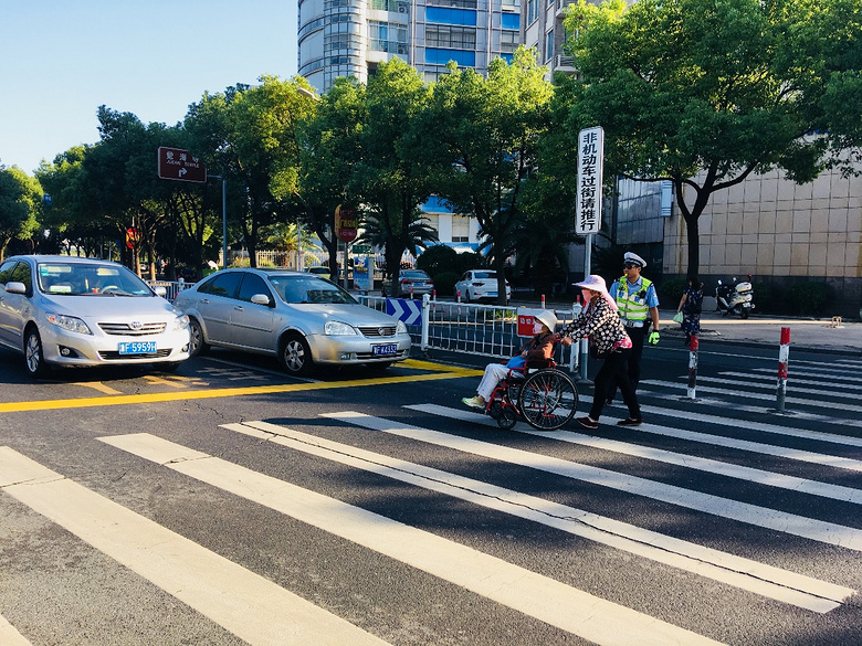 【礼让斑马线 记者在出击】嘉兴这些不礼让斑马线的车子要曝光了