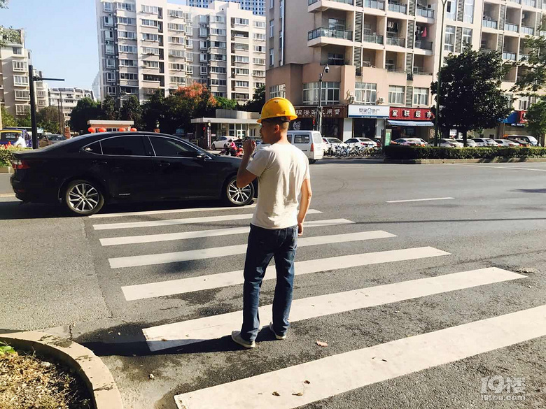 【礼让斑马线 记者在出击】嘉兴这些不礼让斑马线的车子要曝光了