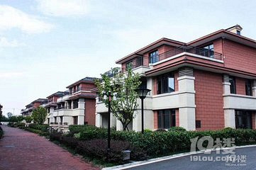 诸暨龙山豪庭,市中心联排别墅《售楼热线》13305819466黄经理