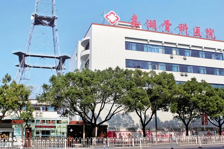 膝盖又开始痛了嘉兴很多粉丝冲着他的液体刀技术来了