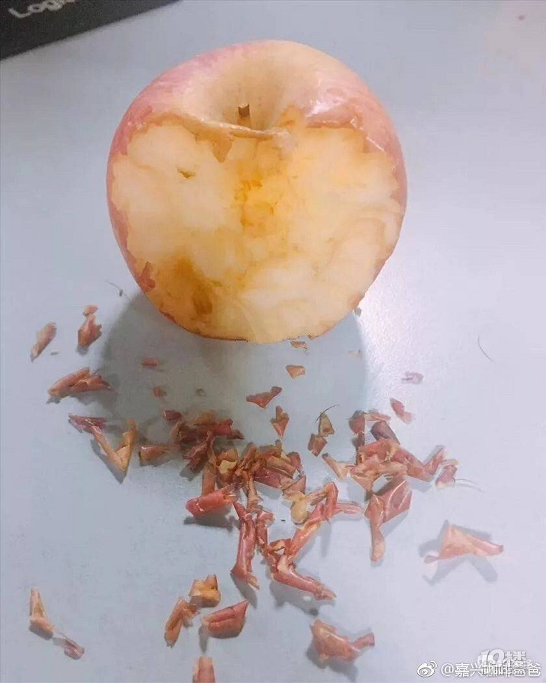 办公室的老鼠一定成精了偷吃苹果竟然吃的这么精致