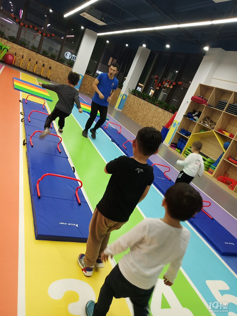 安踏市集上海沈阳双城启幕打造大众“城市运动会客厅”(图1)