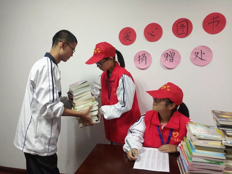 桐乡10所学校师生捐爱心书本,4000多本爱心图