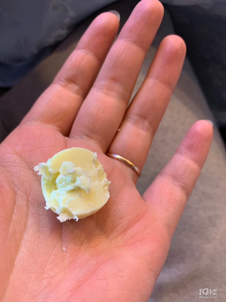 塑料花姐妹吃个巧克力都要你一口我一口的好