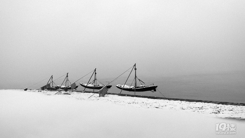 雪中胡斗渔人与悬挂的捕鱼船